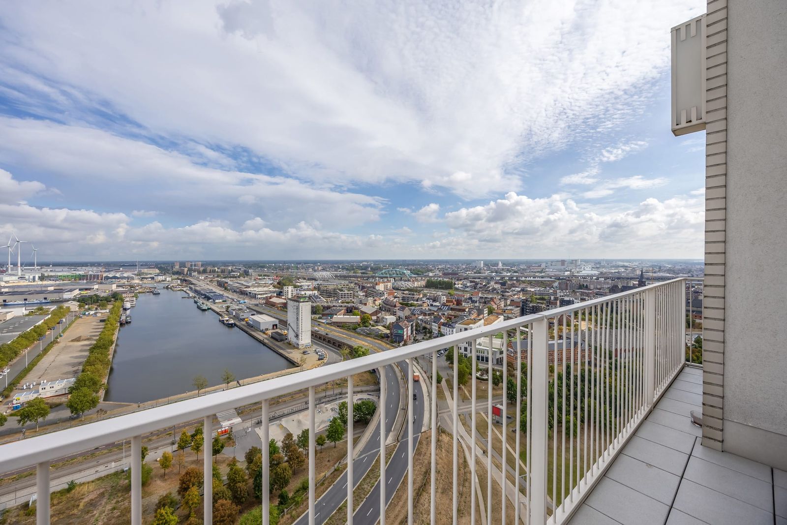 Terras · zicht over Schelde en dokken